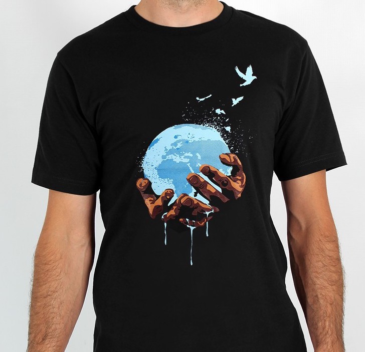 t-shirt-pianeta-nelle-mani-nero.jpg